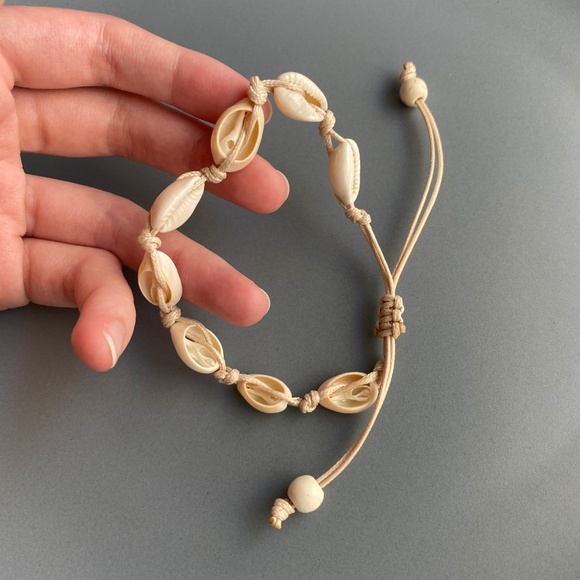 NEW Natural Cowrie Shell Bracelet (beige rope) - Picture 2 of 5